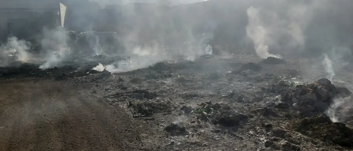 Alba di fuoco a Mortara, vasto incendio dentro il mercato domato dai vigili del fuoco - FOTO