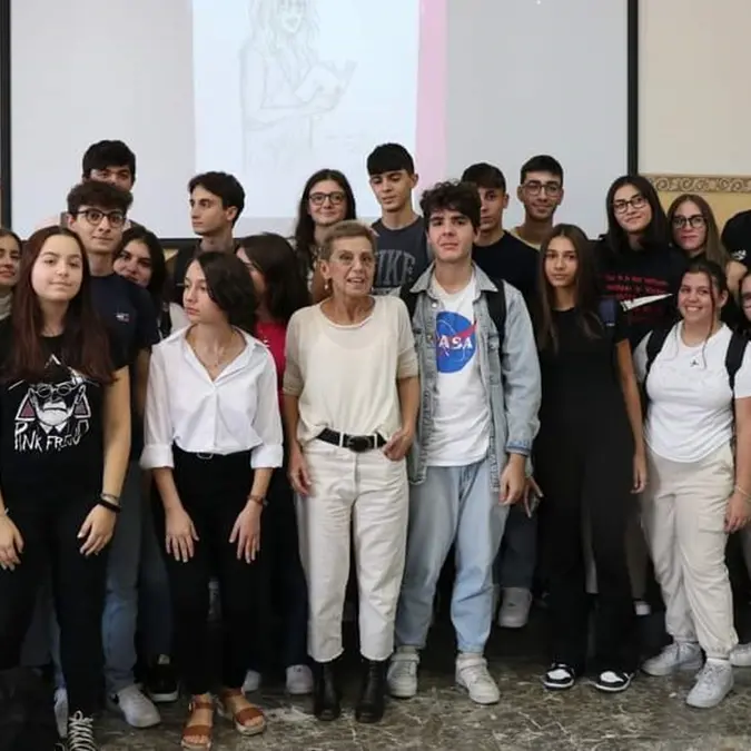 Reggio, la “lezione” dei ragazzi del liceo Da Vinci emoziona Concita De Gregorio: «Mi è tornata l'allegria»