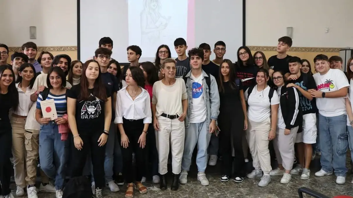 Reggio, la “lezione” dei ragazzi del liceo Da Vinci emoziona Concita De Gregorio: «Mi è tornata l'allegria»