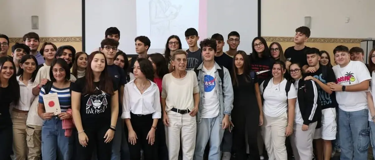 Reggio, la “lezione” dei ragazzi del liceo Da Vinci emoziona Concita De Gregorio: «Mi è tornata l'allegria»