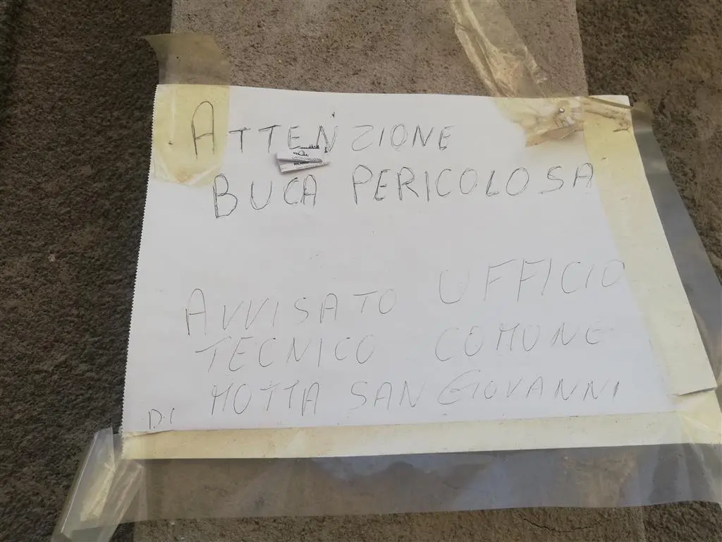 Lazzaro, Ancadic e il Comitato Torrente Oliveto chiedono la rimozione dell’insidia stradale in via San Nilo