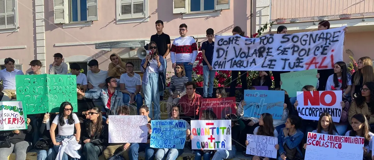Locri, gli studenti scendono in piazza per dire no all’accorpamento scolastico - FOTO