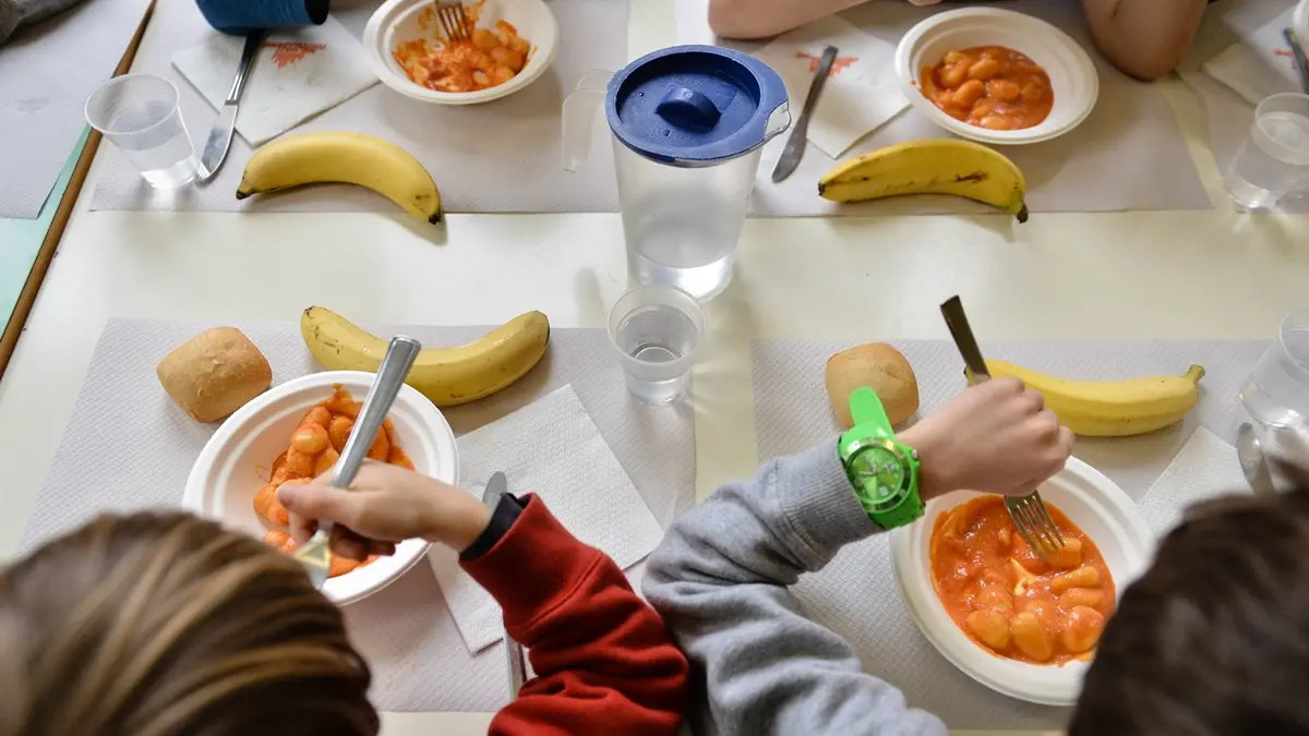 Bambini della Scuola Marie Curie, mangiano alla mensa scolastica con il pranzo di Milano Ristorazione (Luca Matarazzo, Milano - 2015-03-26) p.s. la foto e\\' utilizzabile nel rispetto del contesto in cui e\\' stata scattata, e senza intento diffamatorio del decoro delle persone rappresentate , FOTOGRAMMA
