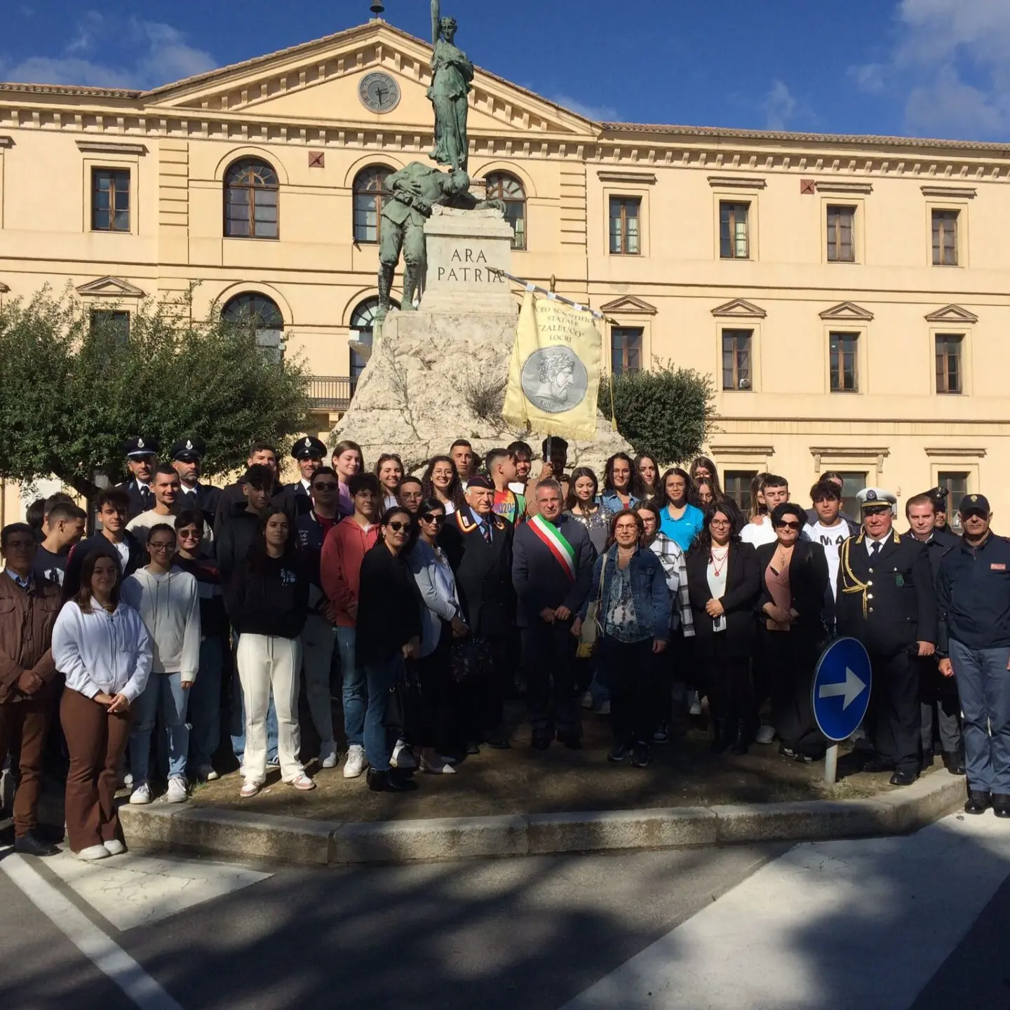 Gli studenti dello Zaleuco di Locri commemorano la giornata delle forze armate