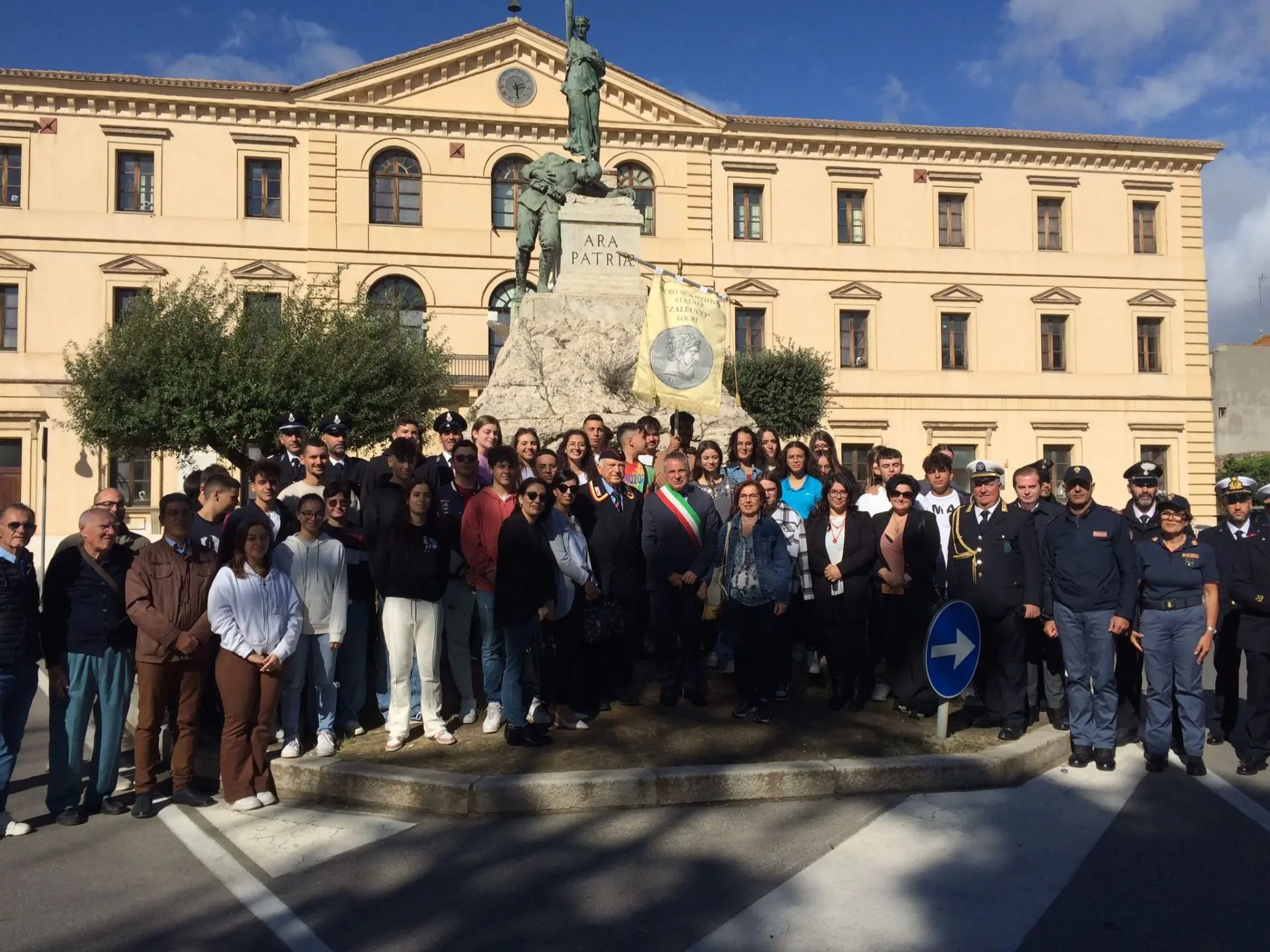Gli studenti dello Zaleuco di Locri commemorano la giornata delle forze armate