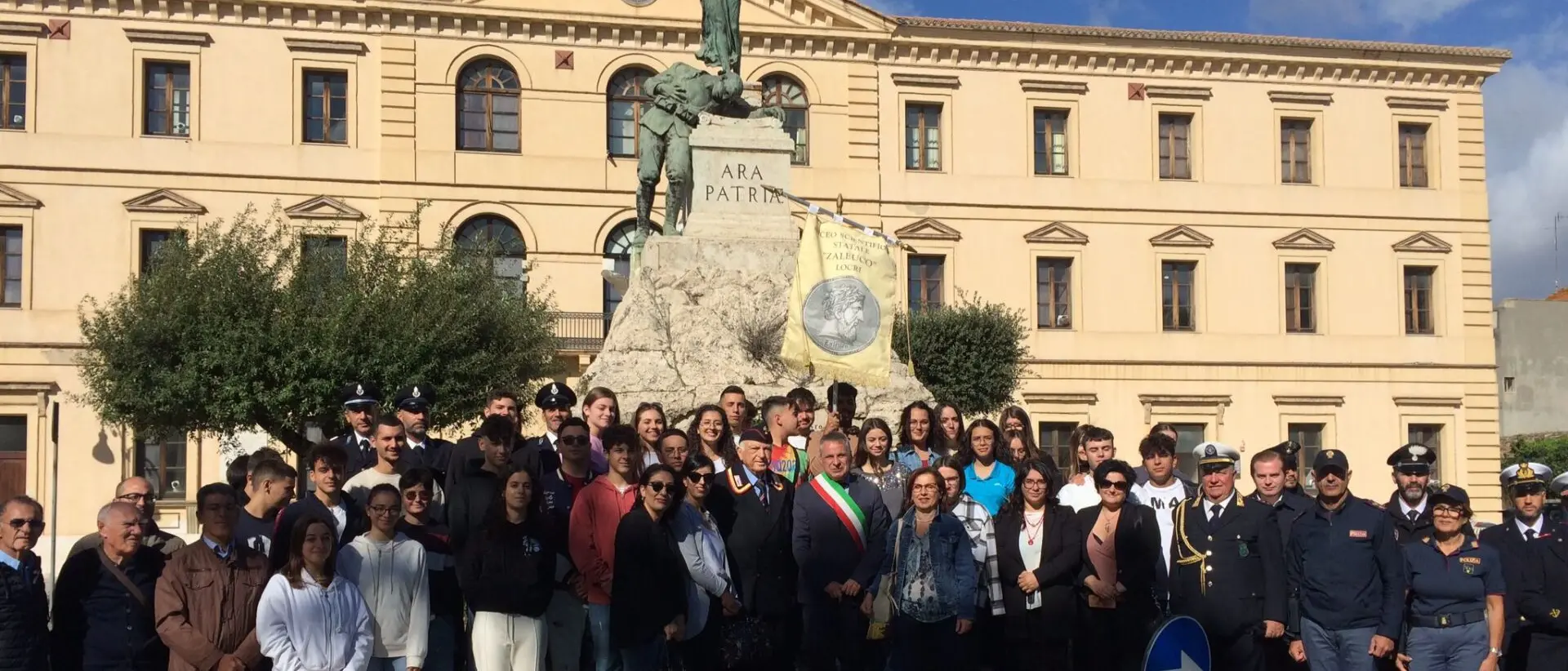 Gli studenti dello Zaleuco di Locri commemorano la giornata delle forze armate