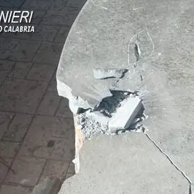 Galatro, tre minori deferiti per danneggiamento di una panchina comunale tramite un petardo