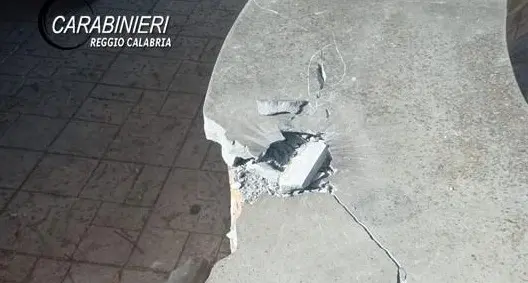 Galatro, tre minori deferiti per danneggiamento di una panchina comunale tramite un petardo