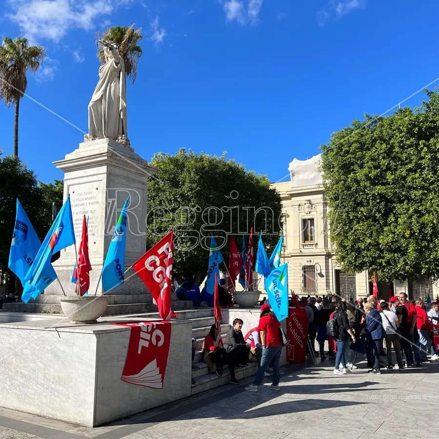 Reggio, sindacati e lavoratori in piazza: basta precariato e morti sul lavoro