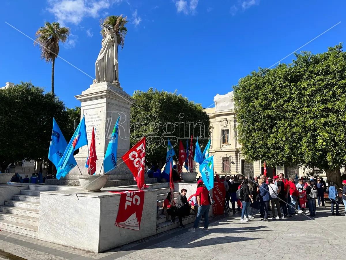 Reggio, sindacati e lavoratori in piazza: basta precariato e morti sul lavoro