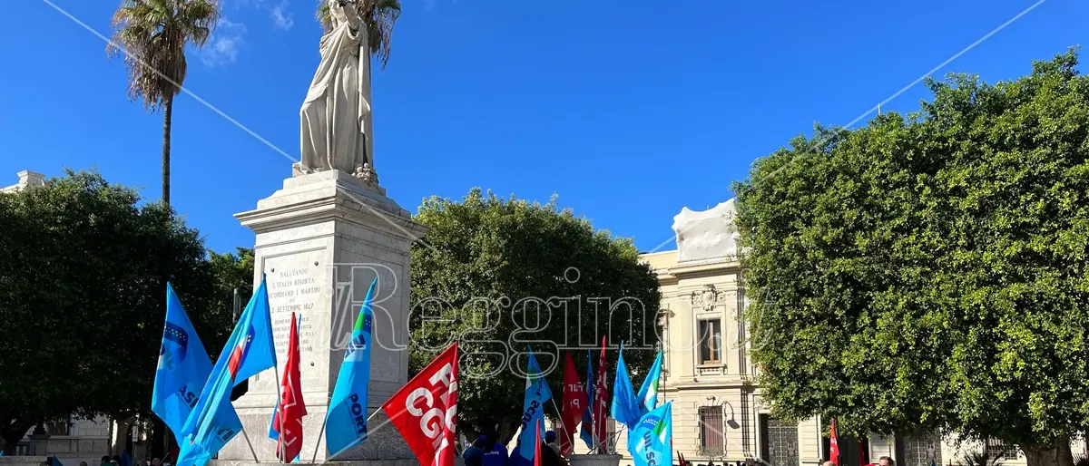 Reggio, sindacati e lavoratori in piazza: basta precariato e morti sul lavoro