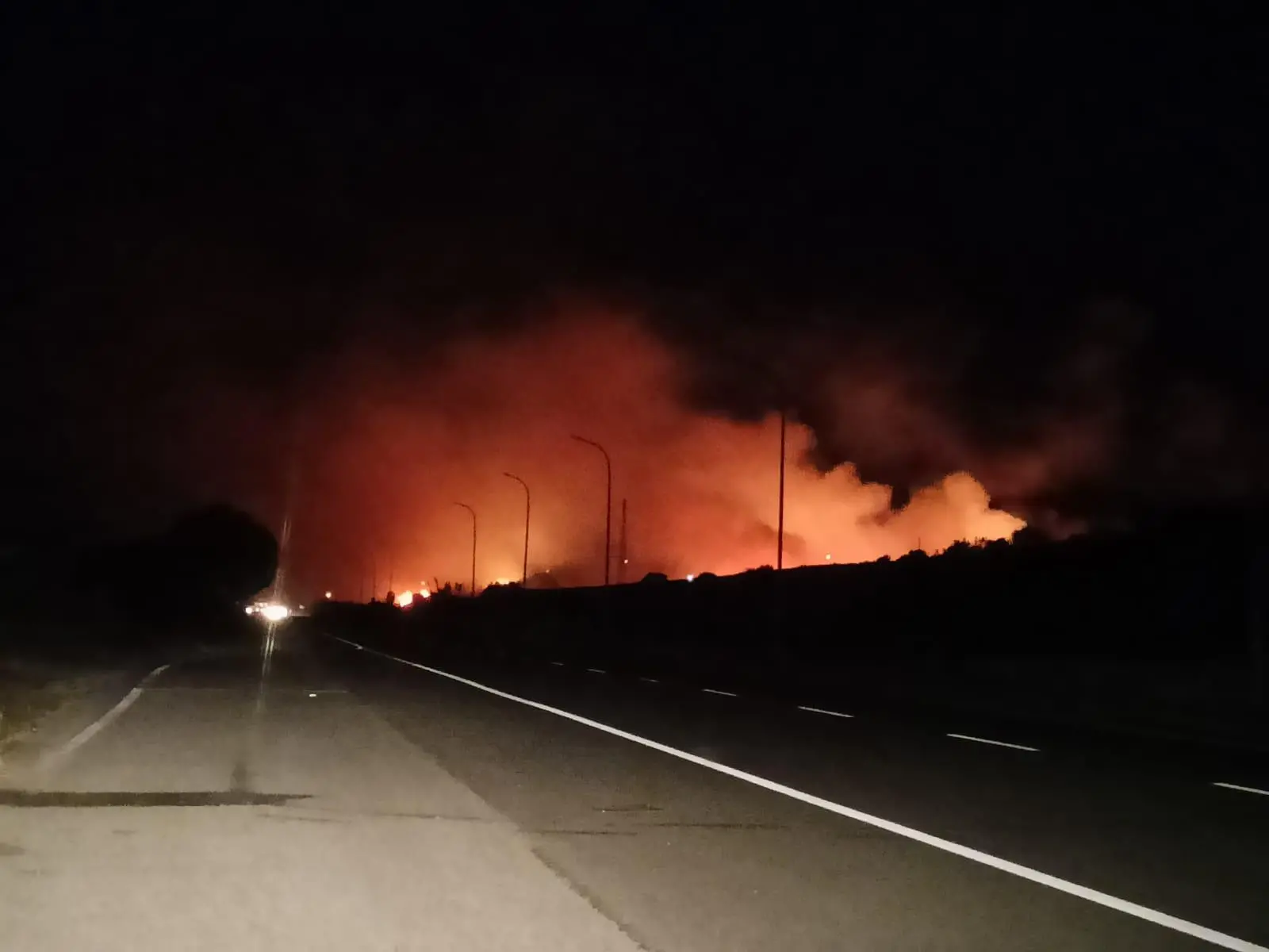 Locride, vasto incendio a ridosso della 106 tra Riace e Camini: residenti senza luce in casa