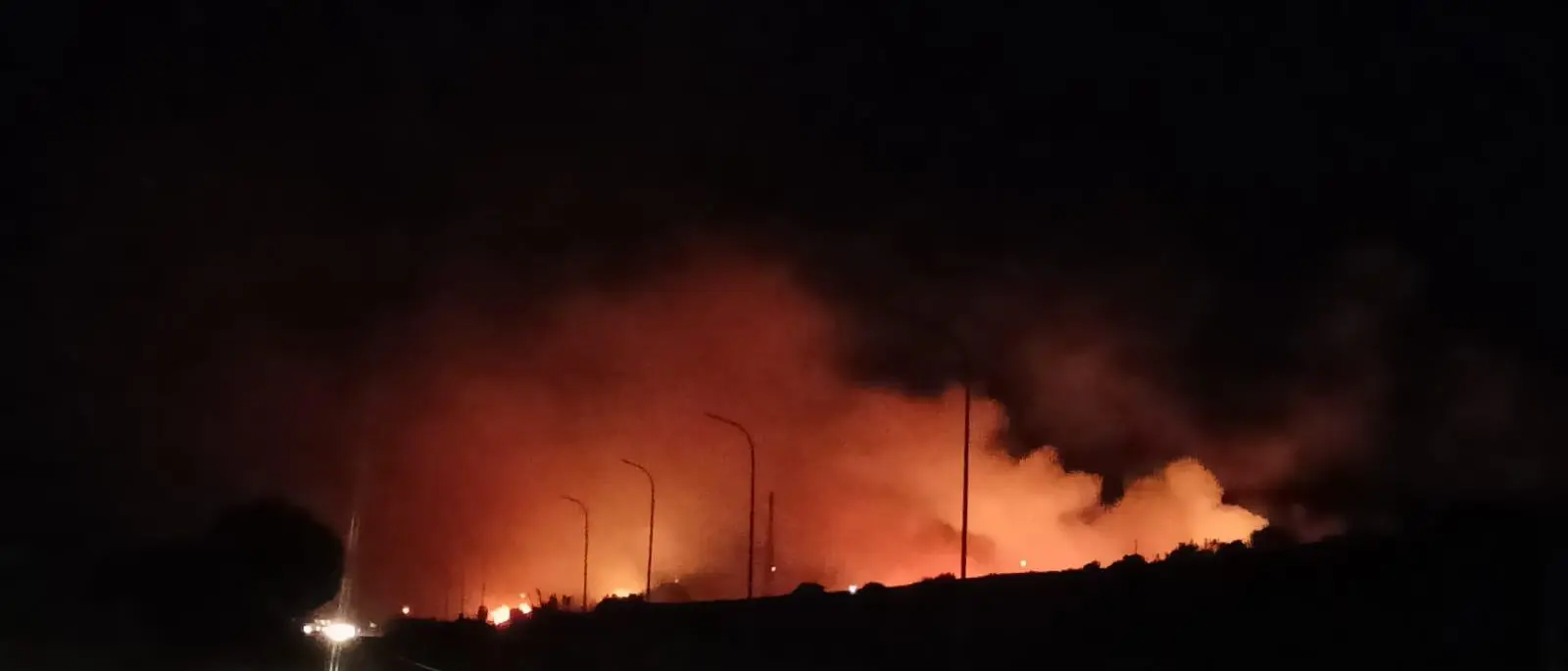 Locride, vasto incendio a ridosso della 106 tra Riace e Camini: residenti senza luce in casa