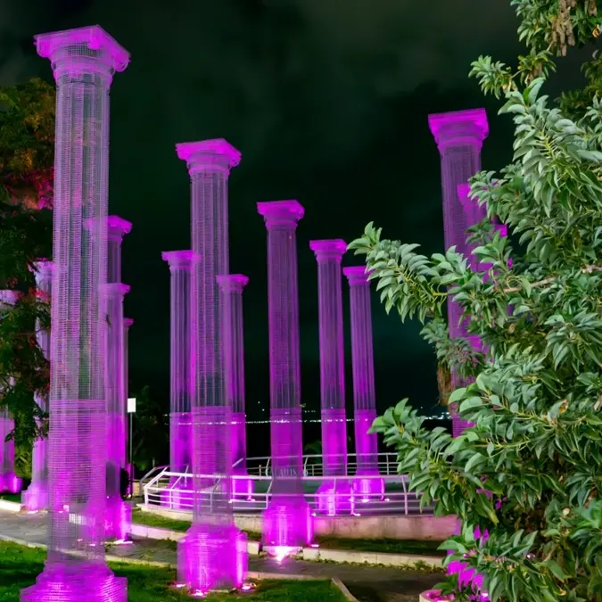 Reggio, le colonne di \"Opera\" si illuminano di viola nella giornata dedicata ai bimbi nati prematuri