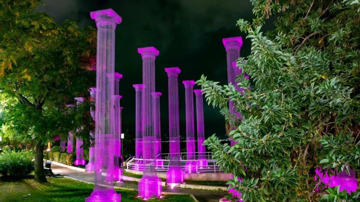Reggio, le colonne di \"Opera\" si illuminano di viola nella giornata dedicata ai bimbi nati prematuri