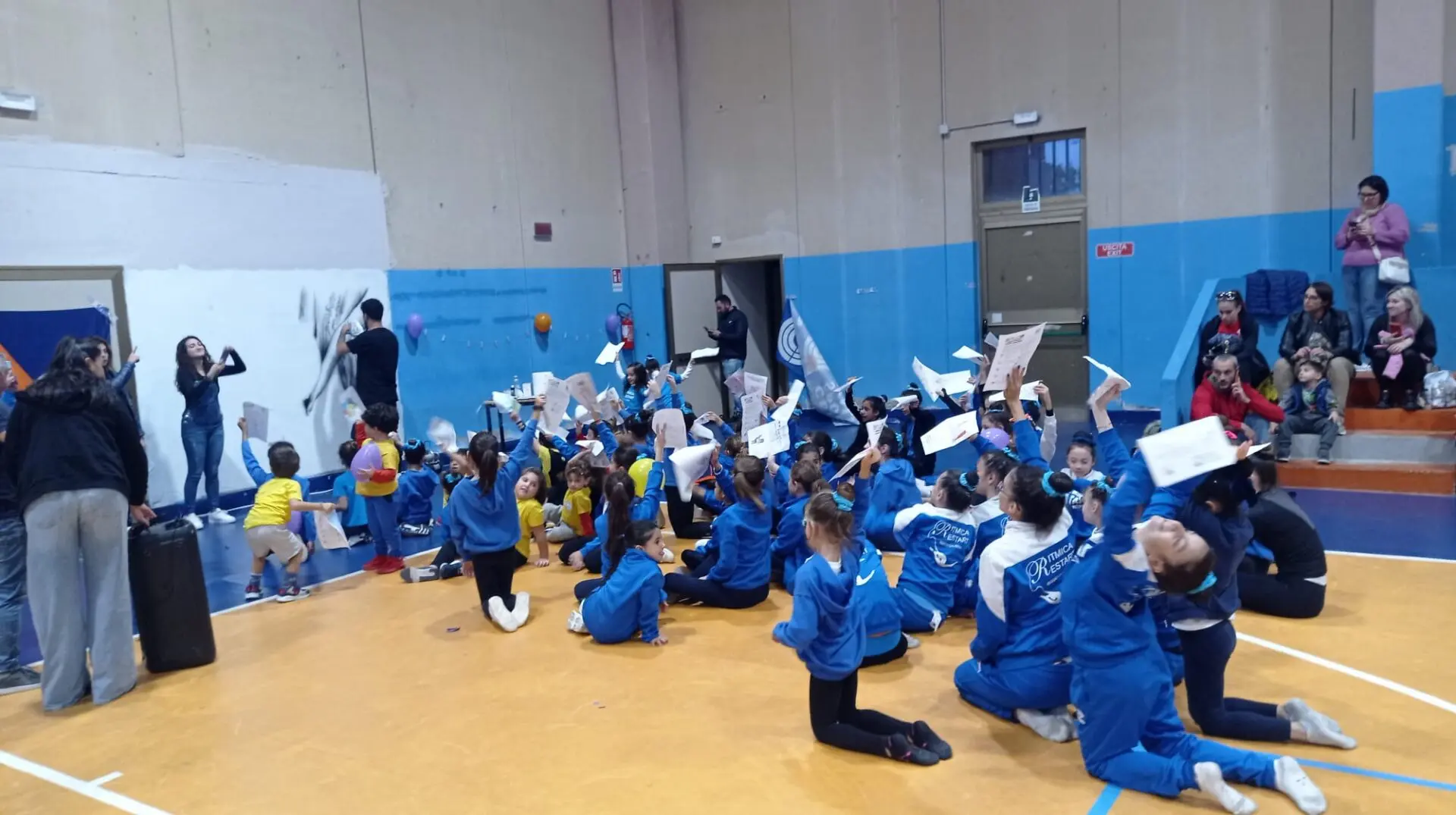 Il palazzetto dello sport di Pellaro si è trasformato in un cantiere di creatività, gioco e partecipazione