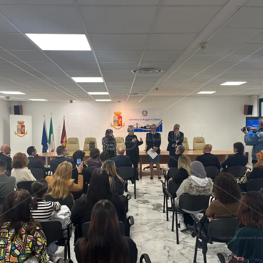 Reggio, la questura inaugura il Percorso della memoria e la stanza di ascolto delle donne vittime di violenza - FOTO