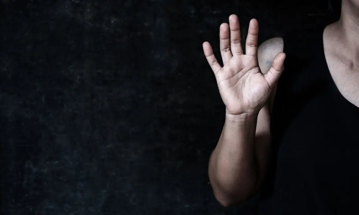 L’escalation criminale contro le donne è il manifesto di una società malata: serve una rivoluzione che inizi dai banchi e dalle case