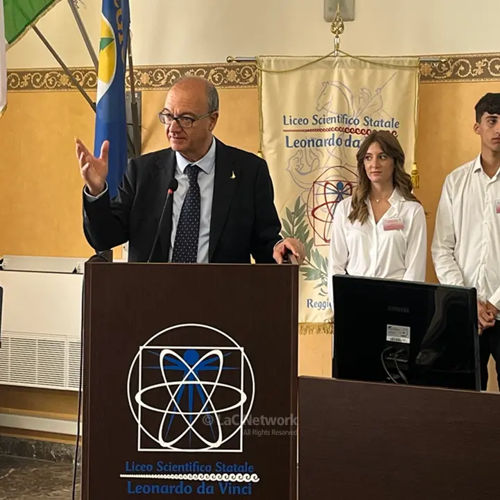 Il ministro Valditara nel Reggino per un tour nelle scuole. Sulle polemiche per le passerelle elettorali: «Le lascio a chi non ha nulla da dire»
