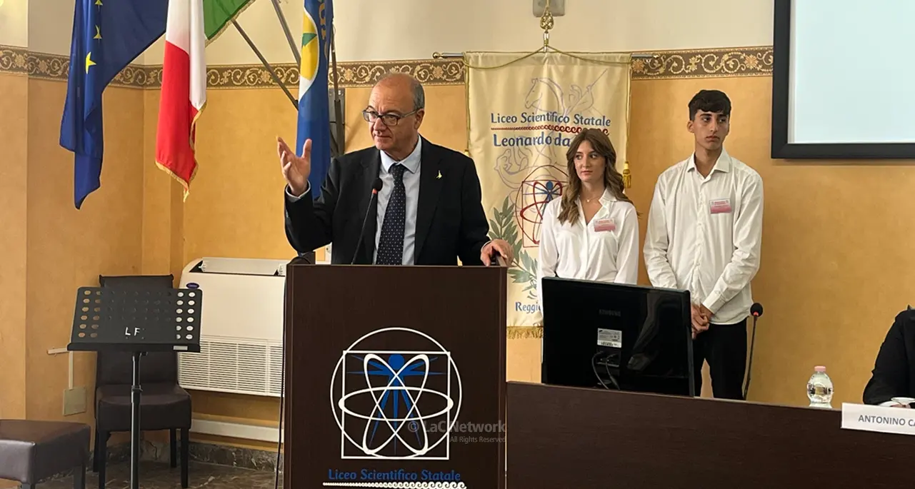 Il ministro Valditara nel Reggino per un tour nelle scuole. Sulle polemiche per le passerelle elettorali: «Le lascio a chi non ha nulla da dire»