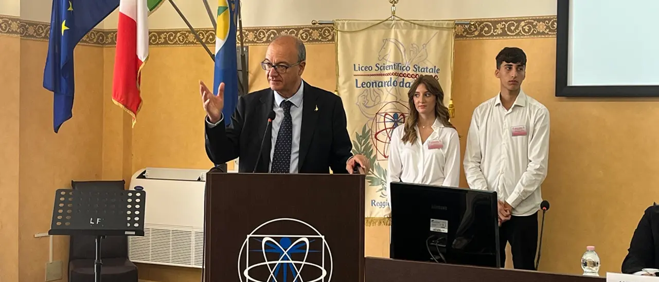 Il ministro Valditara nel Reggino per un tour nelle scuole. Sulle polemiche per le passerelle elettorali: «Le lascio a chi non ha nulla da dire»