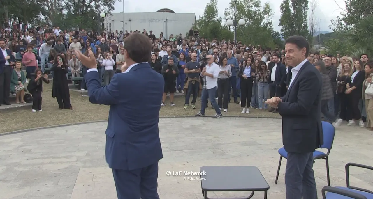Giuseppe Conte all’Unical: «La circolare\u00A0top secret alle scuole cosentine\u00A0sulla Palestina? Episodio grave, hanno paura dei giovani»