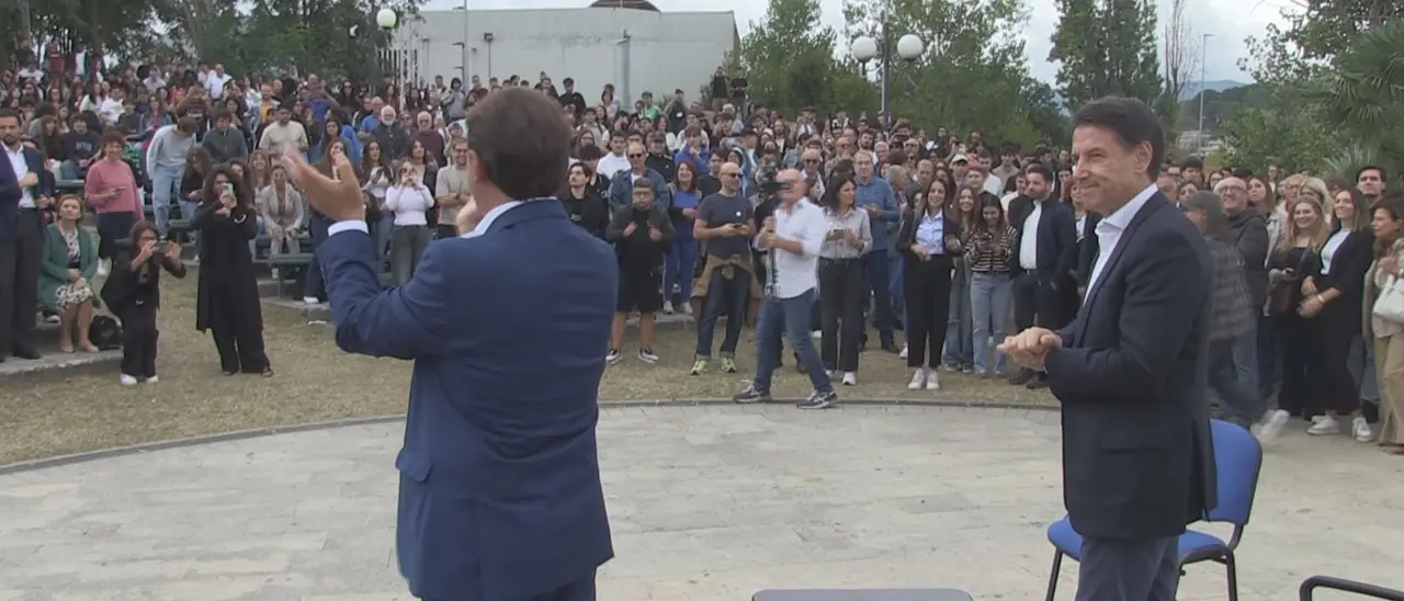 Giuseppe Conte all’Unical: «La circolare\u00A0top secret alle scuole cosentine\u00A0sulla Palestina? Episodio grave, hanno paura dei giovani»