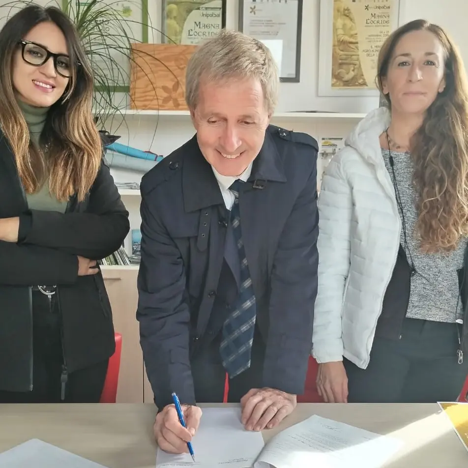 Caulonia, l'amministrazione sigla un protocollo d’intesa con l’associazione nazionale “Plastic free\"