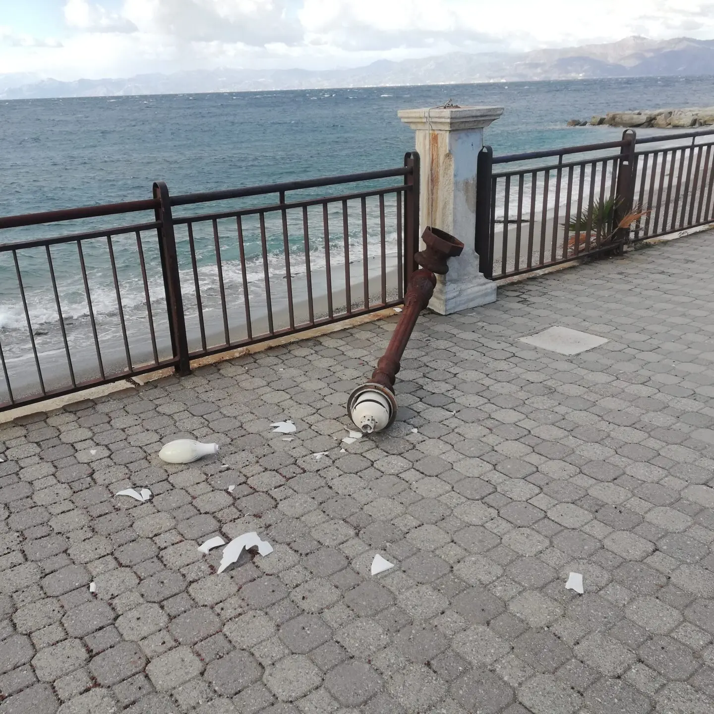Maltempo a Lazzaro, dopo il crollo di una lapide al cimitero ora anche un lampione