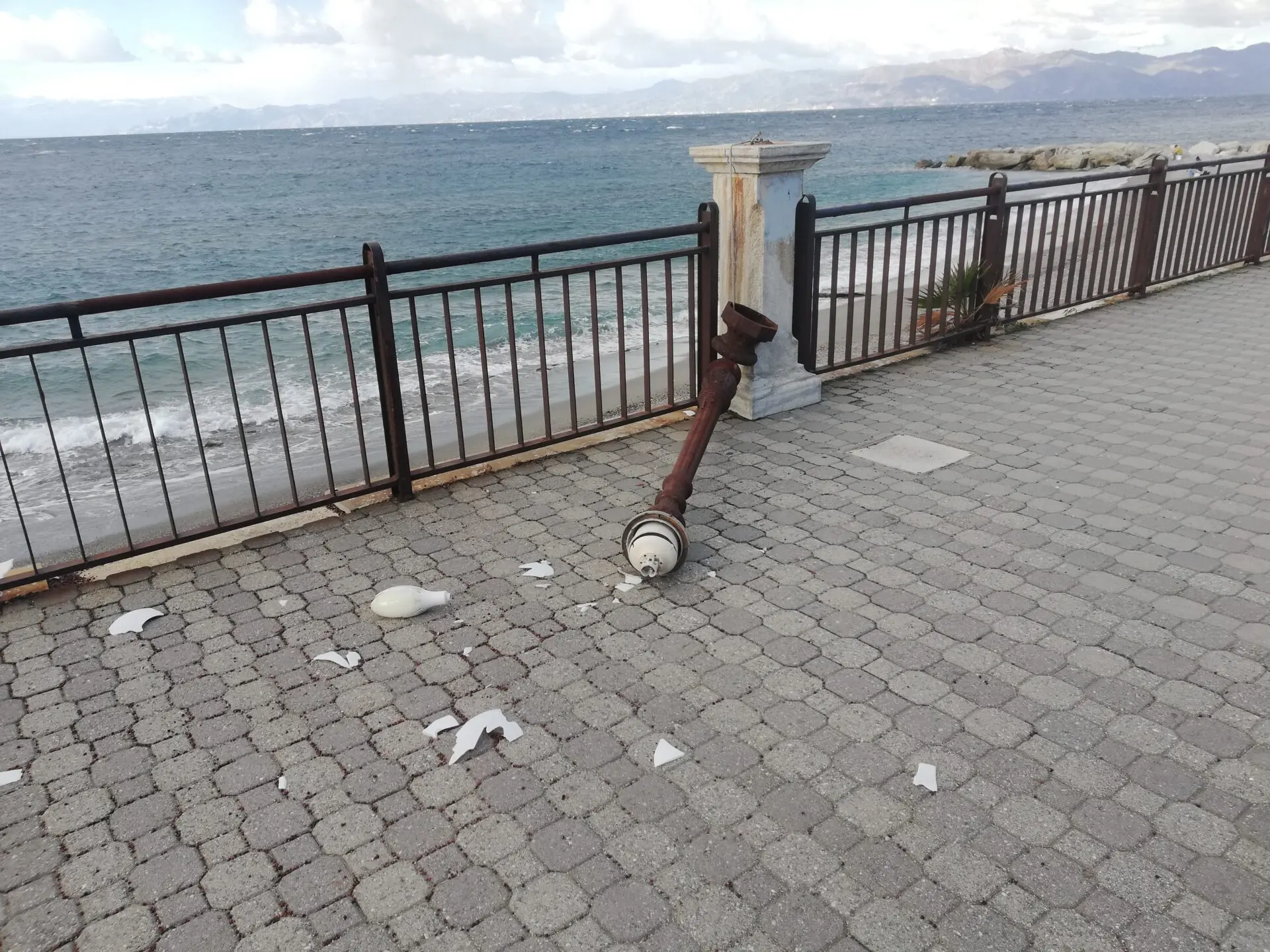 Maltempo a Lazzaro, dopo il crollo di una lapide al cimitero ora anche un lampione