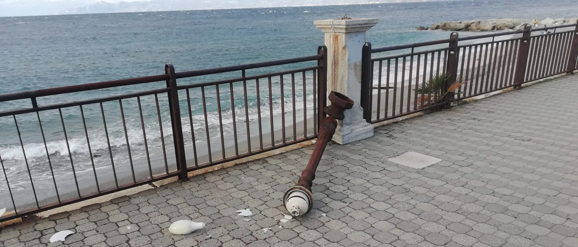Maltempo a Lazzaro, dopo il crollo di una lapide al cimitero ora anche un lampione