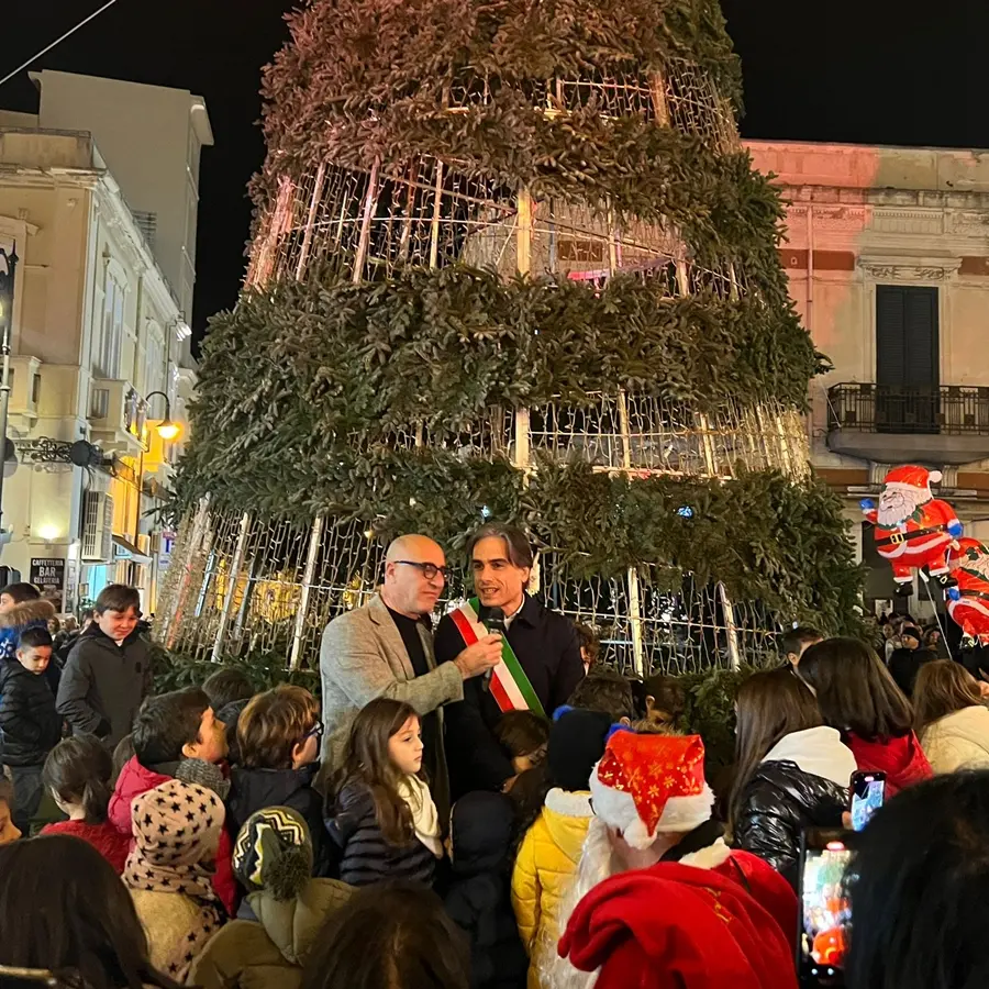 Reggio si accende l'albero a piazza Duomo. Falcomatà: «Ci ritroviamo come una grande famiglia»