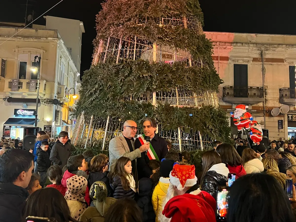 Reggio si accende l'albero a piazza Duomo. Falcomatà: «Ci ritroviamo come una grande famiglia»
