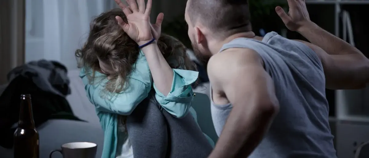 In viaggio di nozze minacciò moglie con coltello, condannato 43enne reggino