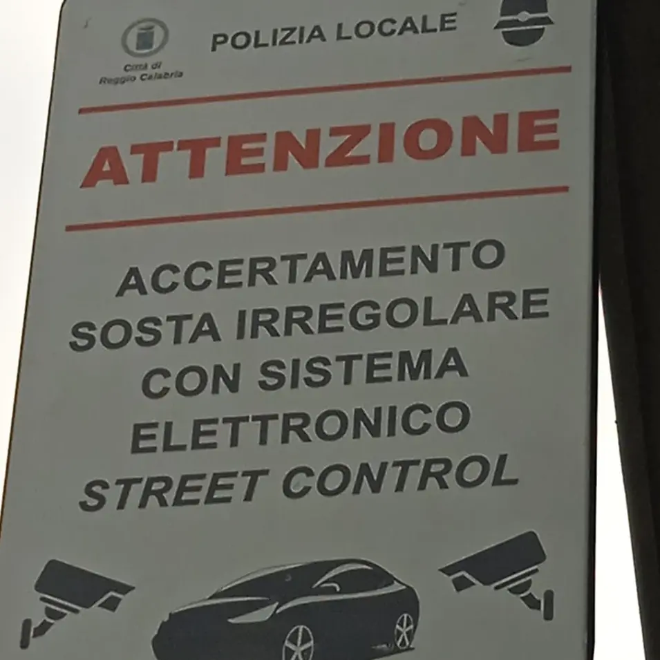 Street control a Reggio, spuntano i cartelli con la segnaletica nei posti chiave