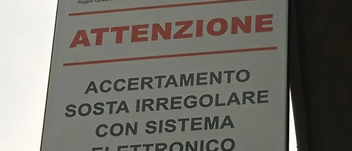 Street control a Reggio, spuntano i cartelli con la segnaletica nei posti chiave