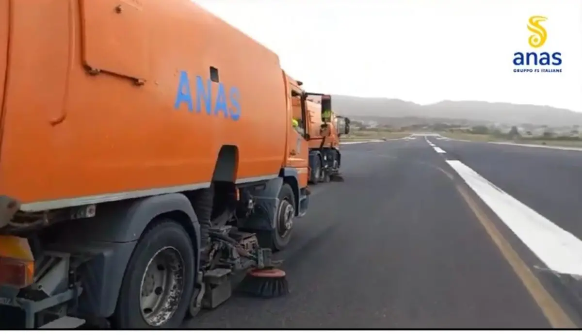 Aeroporto Reggio, pista ripulita da spazzatrici Anas e scalo nuovamente operativo - VIDEO