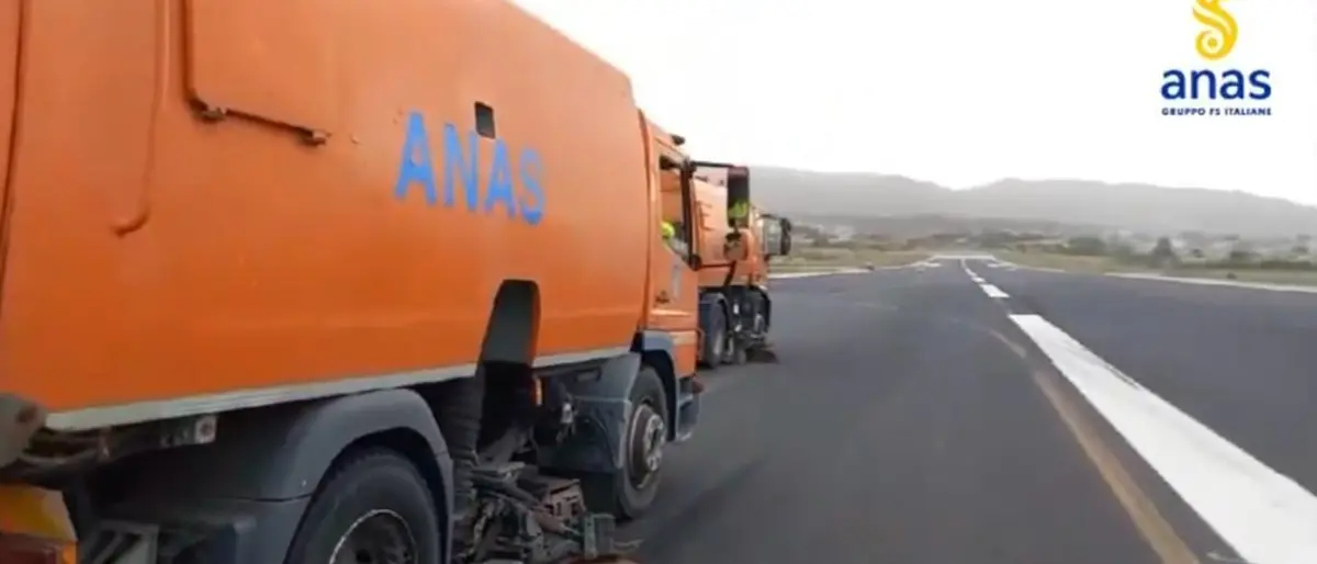 Aeroporto Reggio, pista ripulita da spazzatrici Anas e scalo nuovamente operativo - VIDEO