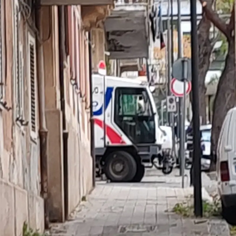Reggio, spazzatrice finisce in una voragine
