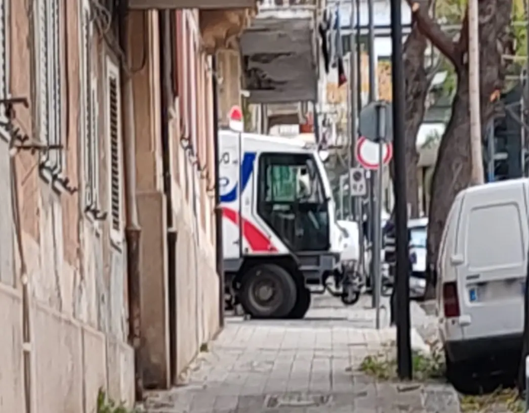 Reggio, spazzatrice finisce in una voragine