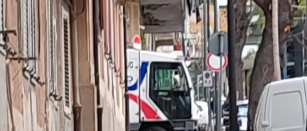 Reggio, spazzatrice finisce in una voragine