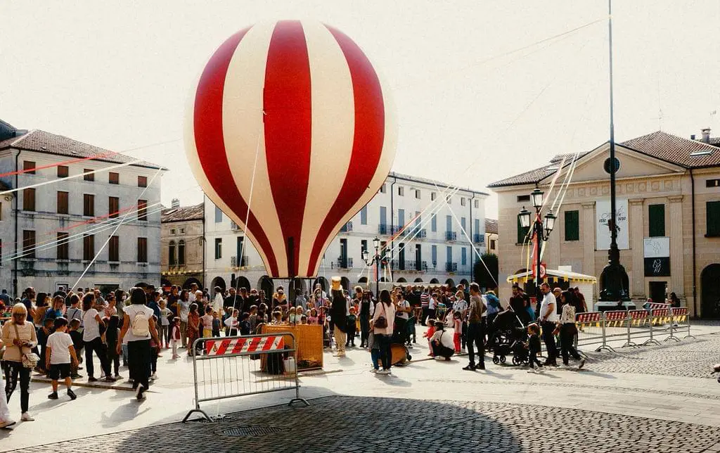 Allegria Festival: mongolfiera dei desideri, artisti di strada e circo per la settimana dell’Immacolata