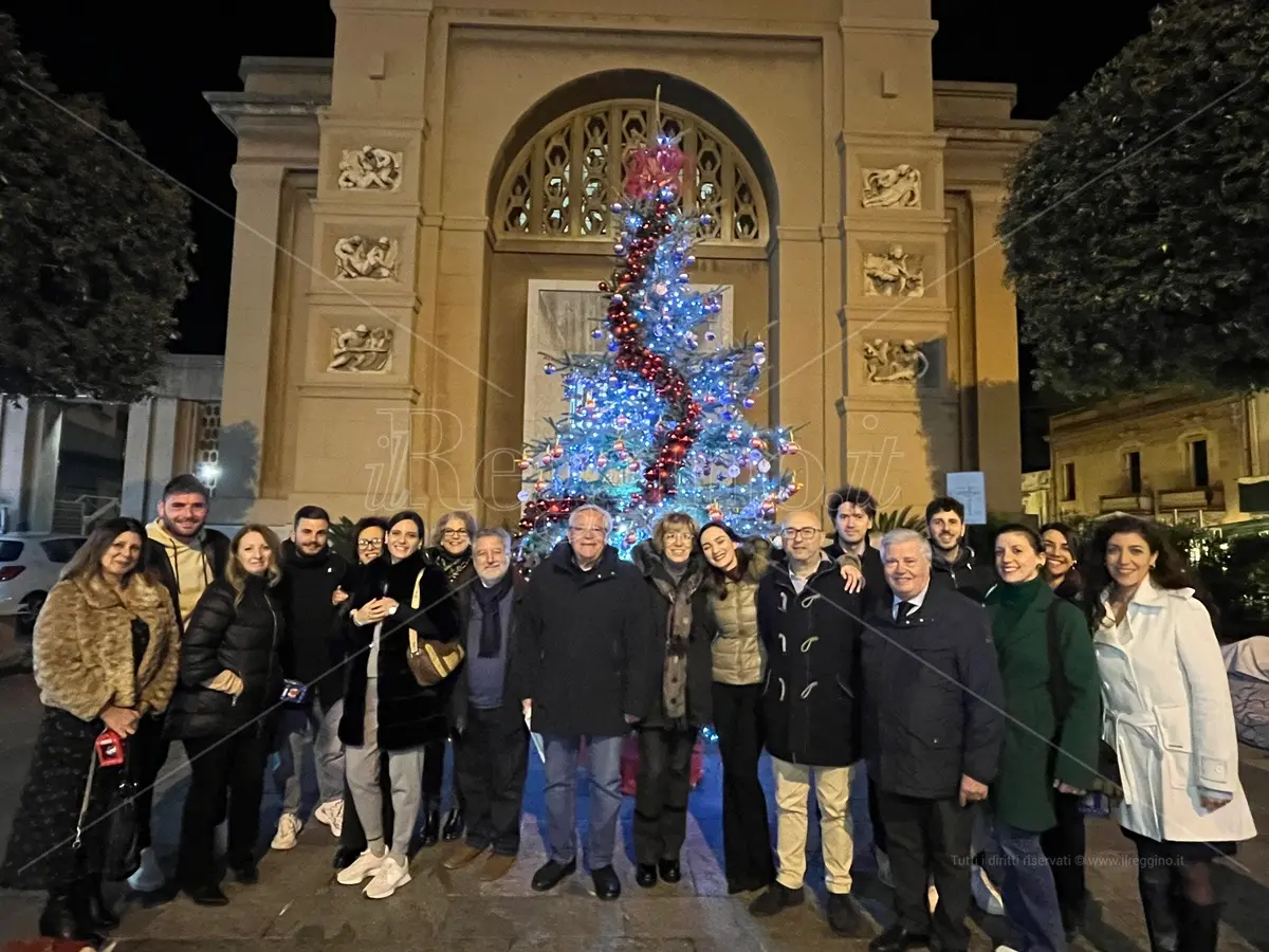 Reggio, l’Avis Comunale accende l’albero del Dono in piazza San Giorgio al Corso