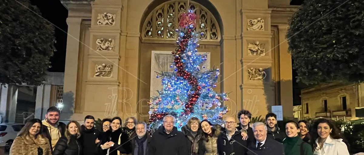 Reggio, l’Avis Comunale accende l’albero del Dono in piazza San Giorgio al Corso