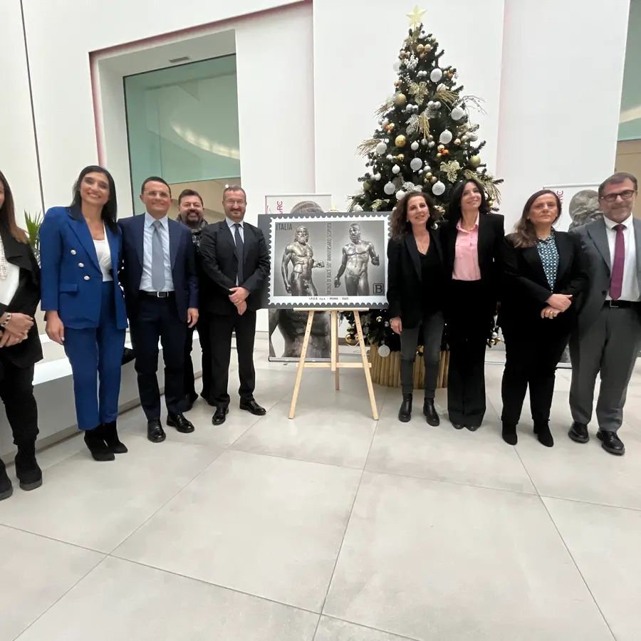 Bronzi 50, un francobollo per celebrare la perfezione scultorea dei guerrieri