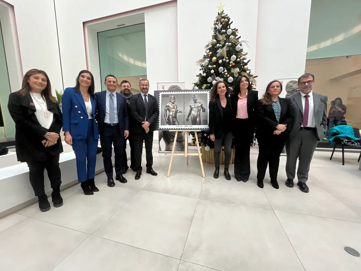 Bronzi 50, un francobollo per celebrare la perfezione scultorea dei guerrieri