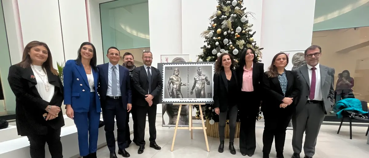 Bronzi 50, un francobollo per celebrare la perfezione scultorea dei guerrieri