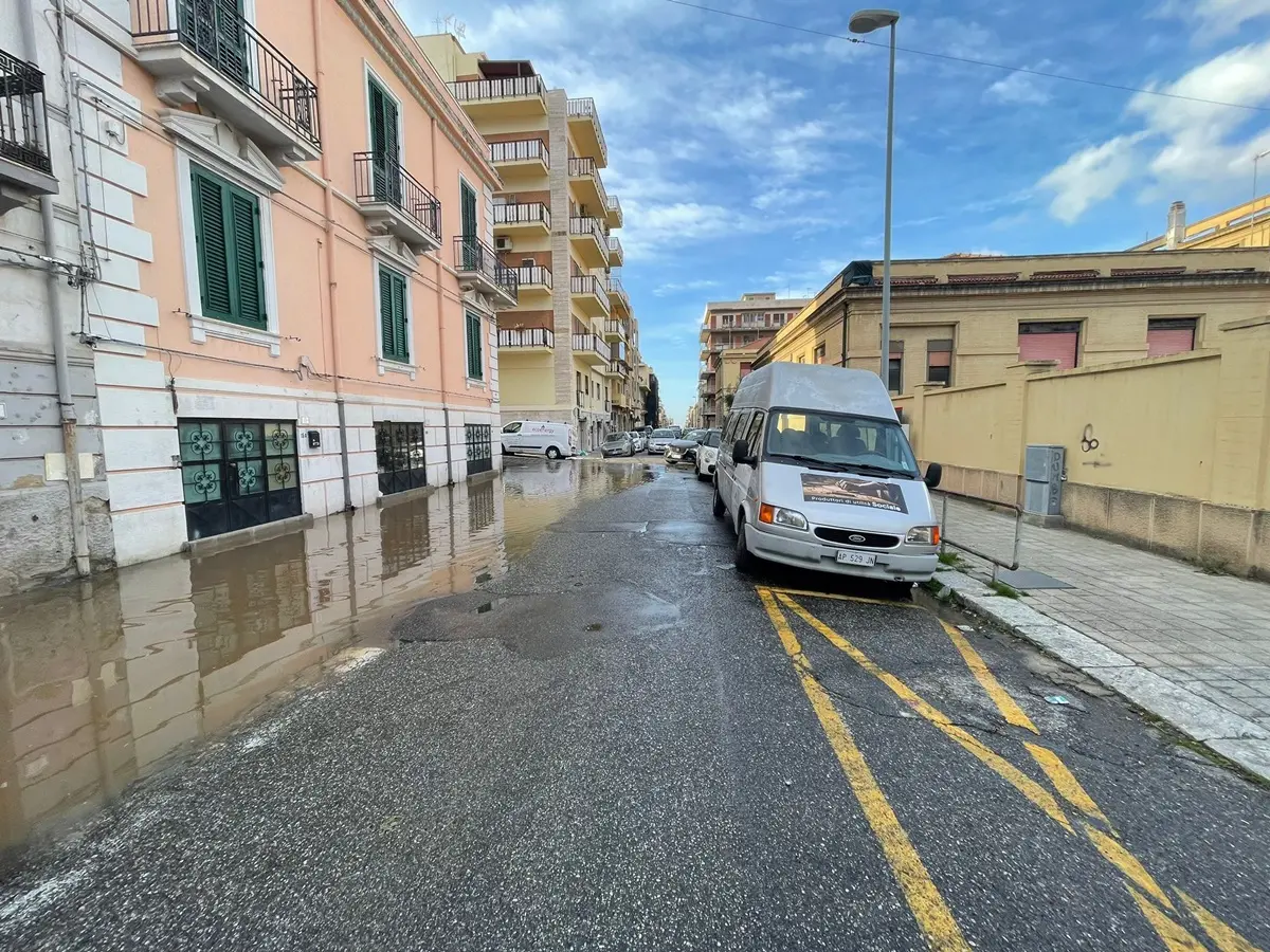 Reggio, marciapiede allagato e forte odore di fogna in via Paolo Pellicano