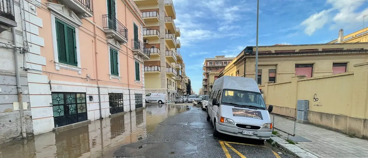 Reggio, marciapiede allagato e forte odore di fogna in via Paolo Pellicano