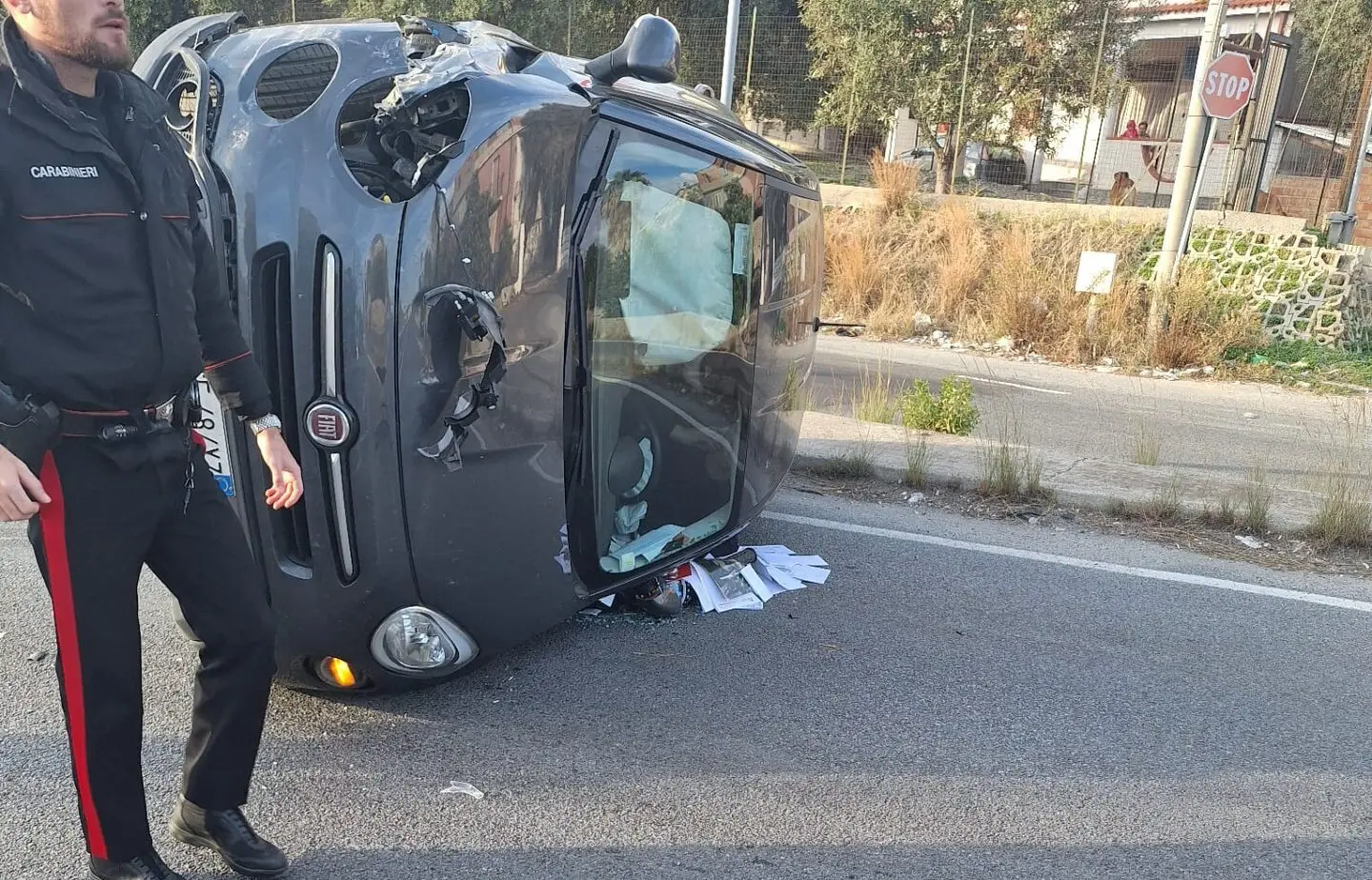 Incidente a Bova, auto si ribalta: necessario l'intervento dei vigili del fuoco